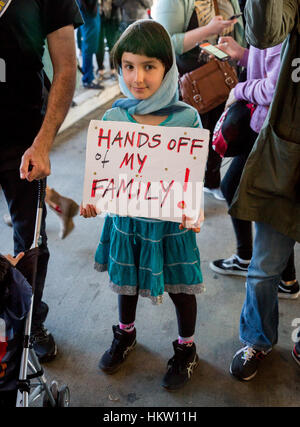 Los Angeles, Kalifornien, USA. 29. Januar 2017.  Menschen mit Zeichen Präsident Trump Einwanderung Verbot am LAX Flughafen in Los Angeles, Kalifornien, am 29. Januar 2017 zu protestieren. Bildnachweis: Jim Newberry/Alamy Live-Nachrichten Stockfoto