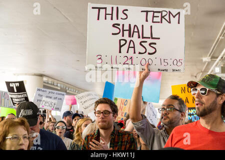 Los Angeles, Kalifornien, USA. 29. Januar 2017.  Menschen mit Zeichen Präsident Trump Einwanderung Verbot am LAX Flughafen in Los Angeles, Kalifornien, am 29. Januar 2017 zu protestieren. Bildnachweis: Jim Newberry/Alamy Live-Nachrichten Stockfoto