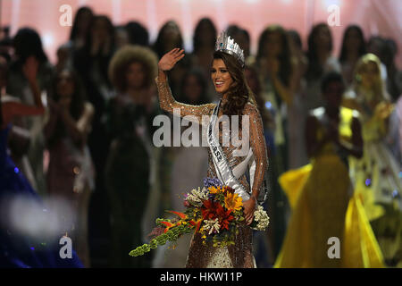 Pasay City, Philippinen. 30. Januar 2017. Iris Mittenaere Frankreichs winkt der Menge nach als Gewinner der Miss Universe-Wettbewerb in Pasay City, Philippinen, 30. Januar 2017 gekrönt. Bildnachweis: Rouelle Umali/Xinhua/Alamy Live-Nachrichten Stockfoto