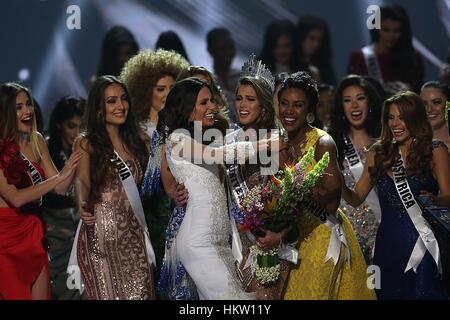 Pasay City, Philippinen. 30. Januar 2017. SchülerInnen gratulieren Iris Mittenaere (C) von Frankreich, nachdem sie die Miss Universe-Wettbewerb in Pasay City, Philippinen, 30. Januar 2017 erklärt wurde. Bildnachweis: Rouelle Umali/Xinhua/Alamy Live-Nachrichten Stockfoto