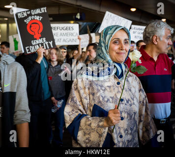 Los Angeles, Kalifornien, USA. 29. Januar 2017.  Menschen mit Zeichen Präsident Trump Einwanderung Verbot am LAX Flughafen in Los Angeles, Kalifornien, am 29. Januar 2017 zu protestieren. Bildnachweis: Jim Newberry/Alamy Live-Nachrichten Stockfoto