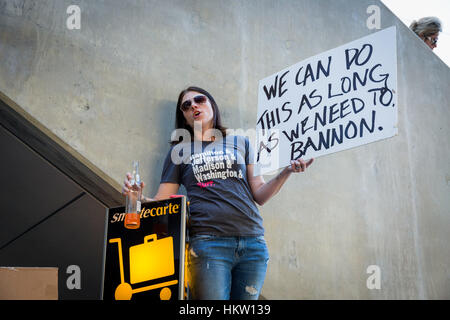 Los Angeles, Kalifornien, USA. 29. Januar 2017.  Menschen mit Zeichen Präsident Trump Einwanderung Verbot am LAX Flughafen in Los Angeles, Kalifornien, am 29. Januar 2017 zu protestieren. Bildnachweis: Jim Newberry/Alamy Live-Nachrichten Stockfoto