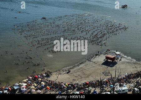 Buenos Aires, Argentinien. 29. Januar 2017. Menschen Baden in den Epecuen-See, bekannt für die heilende Wirkung seiner gesalzenes Wasser in Buenos Aires, Argentinien, auf 29. Januar 2017. Laut Lokalpresse nahmen fast 2.000 Menschen an dieser Aktivität zu versuchen, einen Guinness-Rekord zu schlagen. Bildnachweis: Alejandro Moritz/TELAM/Xinhua/Alamy Live-Nachrichten Stockfoto