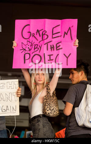 Los Angeles, Kalifornien, USA. 29. Januar 2017.  Menschen mit Zeichen Präsident Trump Einwanderung Verbot am LAX Flughafen in Los Angeles, Kalifornien, am 29. Januar 2017 zu protestieren. Bildnachweis: Jim Newberry/Alamy Live-Nachrichten Stockfoto