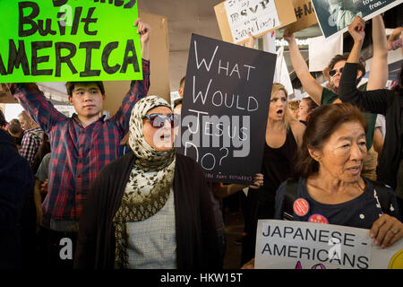Los Angeles, Kalifornien, USA. 29. Januar 2017.  Menschen mit Zeichen Präsident Trump Einwanderung Verbot am LAX Flughafen in Los Angeles, Kalifornien, am 29. Januar 2017 zu protestieren. Bildnachweis: Jim Newberry/Alamy Live-Nachrichten Stockfoto