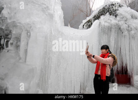 Xingtai. 30. Januar 2017. Ein Tourist fotografiert an einem gefrorenen Wasserfall in einem Resort in Xingtai City von Nordchinas Provinz Hebei, 30. Januar 2017. Bildnachweis: Mu Yu/Xinhua/Alamy Live-Nachrichten Stockfoto