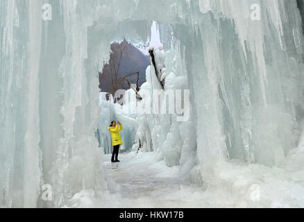 Xingtai. 30. Januar 2017. Ein Tourist fotografiert an einem gefrorenen Wasserfall in einem Resort in Xingtai City von Nordchinas Provinz Hebei, 30. Januar 2017. Bildnachweis: Mu Yu/Xinhua/Alamy Live-Nachrichten Stockfoto