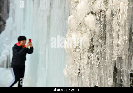 Xingtai. 30. Januar 2017. Ein Tourist fotografiert an einem gefrorenen Wasserfall in einem Resort in Xingtai City von Nordchinas Provinz Hebei, 30. Januar 2017. Bildnachweis: Mu Yu/Xinhua/Alamy Live-Nachrichten Stockfoto