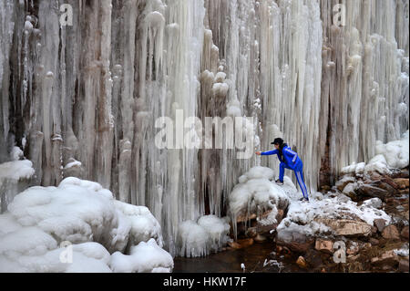 Xingtai. 30. Januar 2017. Ein Tourist besucht einen gefrorenen Wasserfall in einem Resort in Xingtai City von Nordchinas Provinz Hebei, 30. Januar 2017. Bildnachweis: Mu Yu/Xinhua/Alamy Live-Nachrichten Stockfoto