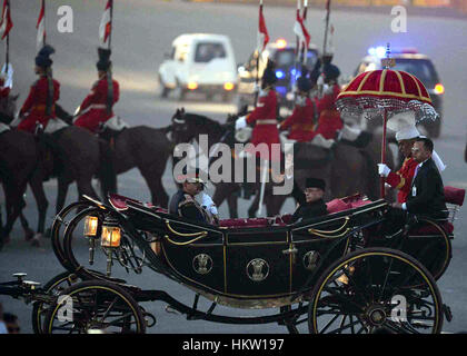 Neu-Delhi, Indien. 29. Januar 2017. Indischer Präsident Pranab Mukherjee (2. L) begrüßt Menschen, wie er in einem Wagen ankommt, während der Rückzug Zeremonie in New Delhi, Indien, 29. Januar 2017 zu schlagen. Die Zeremonie markiert das Ende der Republic Day Feierlichkeiten. Bildnachweis: Stringer/Xinhua/Alamy Live-Nachrichten Stockfoto