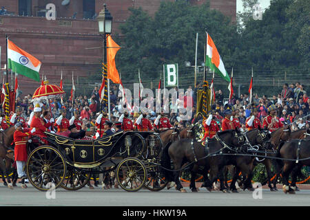 Neu-Delhi, Indien. 29. Januar 2017. Indischer Präsident Pranab Mukherjee grüßt Menschen, wie er in einem Wagen ankommt, während der Rückzug Zeremonie in New Delhi, Indien, 29. Januar 2017 zu schlagen. Die Zeremonie markiert das Ende der Republic Day Feierlichkeiten. Bildnachweis: Stringer/Xinhua/Alamy Live-Nachrichten Stockfoto