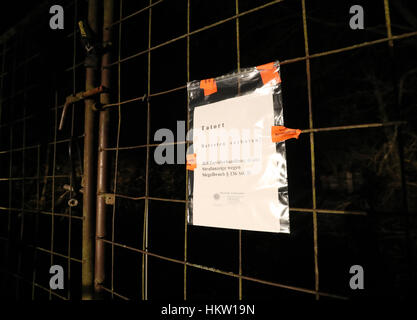 Arnstein, Deutschland. 29. Januar 2017. A Zeichen Wich sagt "Tatort - eingeschränkt" ist montiert auf einem Zaun, der private Räumlichkeiten in der Nähe von Arnstein, Deutschland, 29. Januar 2017 umgibt. Ein betroffenen Vater entdeckt die Leichen von sechs Jugendlichen am Sonntagmorgen, einschließlich seinen eigenen Kindern. Die Jugendlichen zwischen 18 und 19 Jahre alt statt eine private Party im Sommerhaus, wo sie gefunden wurden am nächsten Morgen liegen. Die Kriminalpolizei hat ihre Arbeit bereits aufgenommen. Foto: Daniel Karmann/Dpa/Alamy Live News Stockfoto