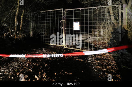 Arnstein, Deutschland. 29. Januar 2017. Absperrband umgibt private Räumlichkeiten in der Nähe von Arnstein, Deutschland, 29. Januar 2017. Ein betroffenen Vater entdeckt die Leichen von sechs Jugendlichen am Sonntagmorgen, einschließlich seinen eigenen Kindern. Die Teenager statt eine private Party im Sommerhaus, wo sie gefunden wurden am nächsten Morgen liegen. Die Kriminalpolizei hat ihre Arbeit bereits aufgenommen. Foto: Daniel Karmann/Dpa/Alamy Live News Stockfoto