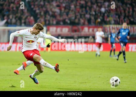 Leipzig, Deutschland. 28. Januar 2017. Leipzigs Timo Werner spielt den Ball in der deutschen Bundesliga-Fußballspiel zwischen RB Leipzig und 1899 Hoffenheim an der Red Bull Arena in Leipzig, Deutschland, 28. Januar 2017. Foto: Jan Woitas/Dpa-Zentralbild/Dpa/Alamy Live News Stockfoto