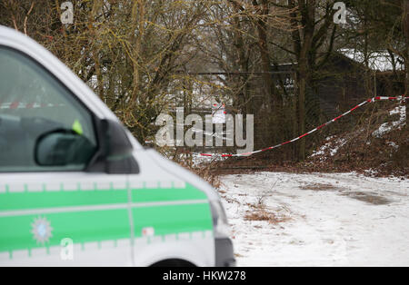 Arnstein, Deutschland. 30. Januar 2017. Ein Polizeiauto parkt vor dem eingeschränkten privaten Gelände in der Nähe von Arnstein, Deutschland, 30. Januar 2017. Ein betroffenen Vater entdeckt die Leichen von sechs Jugendlichen am Sonntagmorgen, einschließlich seinen eigenen Kindern. Die Kriminalpolizei hat bereits ihre Arbeit auf die schreckliche noch mysteriöse Todesfälle begonnen. Foto: Daniel Karmann/Dpa/Alamy Live News Stockfoto