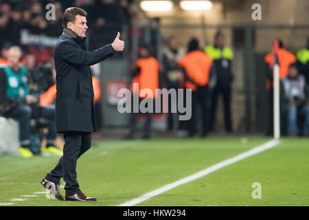 Leverkusen, Deutschland. 28. Januar 2017. Leverkusens Trainer Roger Schmidt während der Fußball-Bundesliga-match zwischen Bayer Leverkusen und Borussia Moenchengladbach in der BayArena in Leverkusen, Deutschland, 28. Januar 2017. Foto: Marius Becker/Dpa/Alamy Live News Stockfoto