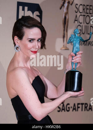 Los Angeles, USA. 29. Januar 2017. Sarah Paulson, Gewinner der hervorragende Leistung durch einen weiblichen Schauspieler in einer Miniserie oder Fernsehfilm für "The People v. o. j. Simpson: American Crime Story", stellt im Presseraum während der 23. Annual Screen Actors Guild Awards in Los Angeles, Kalifornien, USA, am 29. Januar 2017. Bildnachweis: Zhao Hanrong/Xinhua/Alamy Live-Nachrichten Stockfoto