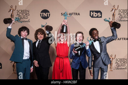 Los Angeles, USA. 29. Januar 2017. (L-R) Schauspieler Finn Wolfhard, koennen Matarazzo, Millie Bobby Brown, Noah Schnapp und Caleb McLaughlin, Co Empfänger der hervorragende Leistung durch ein Ensemble in einer Drama-Serie-Auszeichnung für "Fremde Dinge" posieren im Presseraum während der 23. Annual Screen Actors Guild Awards in Los Angeles, Kalifornien, den Vereinigten Staaten, auf 29. Januar 2017. Bildnachweis: Zhao Hanrong/Xinhua/Alamy Live-Nachrichten Stockfoto