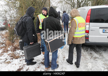 Arnstein, Deutschland. 30. Januar 2017. Polizisten und Forensik gehen auf dem privaten Gelände in der Nähe von Arnstein, Deutschland, 30. Januar 2017. Ein betroffenen Vater entdeckt die Leichen von sechs Jugendlichen am Sonntagmorgen, einschließlich seinen eigenen Kindern. Die Kriminalpolizei hat bereits ihre Arbeit auf die schreckliche noch mysteriöse Todesfälle begonnen. Foto: Daniel Karmann/Dpa/Alamy Live News Stockfoto