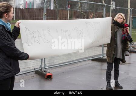 Cardiff, Wales, UK, 30. Januar 2017. Demonstranten halten eine Nachricht außerhalb Cardiff City Hall, wo Ministerpräsident Theresa May in Brexit Gespräche.   Bildnachweis: Mark Hawkins/Alamy Live-Nachrichten Stockfoto