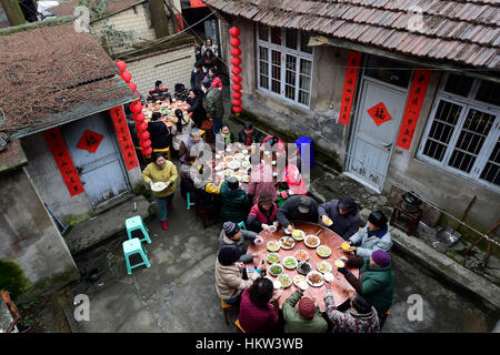 Peking, China Zhejiang Provinz. 4. Februar 2016. Man gerne Abendessen mit Nachbarn in Hangzhou, Hauptstadt der ostchinesischen Provinz Zhejiang, 4. Februar 2016. Die wichtigsten Geist der chinesischen Neujahrsfest oder Spring Festival, ist Familientreffen. Es ist auch die glücklichste Zeit in allen Altersgruppen für chinesische Leute zusammenkommen, leckeres Essen zu genießen. Bildnachweis: Li Zhong/Xinhua/Alamy Live-Nachrichten Stockfoto