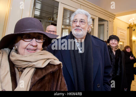 Prag, Tschechische Republik. 29. Januar 2017. Weltberühmte Opernsänger (Tenor) und Dirigent Placido Domingo und seine Frau Marta Kampagne eine zur Förderung der ein Konzert zum 230 Jahrestag von der Weltpremiere von Mozarts Oper Don Giovanni in Prag bei einem Treffen mit Medien in der tschechischen Hauptstadt, 29. Januar 2017. Bildnachweis: Vit Simanek/CTK Foto/Alamy Live-Nachrichten Stockfoto