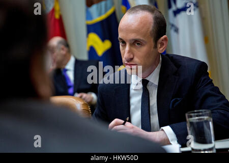 Washington, DC, USA. 30. Januar 2017. Stephen Miller, weiße Haus senior Advisor für Politik, Recht, hört als Roger Campos, mit der Minderheit Business Roundtable, bei einem Treffen von kleinen Unternehmern mit US-Präsident Donald Trump, nicht im Bild, im Roosevelt Room des weißen Hauses in Washington, DC, USA, Montag, 30. Januar 2017. Bildnachweis: MediaPunch Inc/Alamy Live-Nachrichten Stockfoto