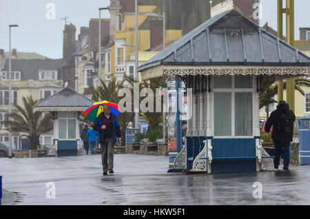 Weymouth, Dorset, UK.  30. Januar 2017.  Großbritannien Wetter.  Ein Mann zu Fuß entlang der Promenade in Weymouth, Dorset mit seinem Schirm bis zum Schutz vor dem Regen an einem Nachmittag naß und nebelig.  Bildnachweis: Graham Hunt/Alamy Live-Nachrichten. Stockfoto