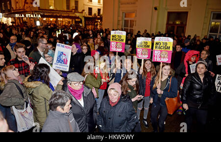 Brighton, UK. 30. Januar 2017. Hunderte nehmen heute Abend an einem Anti-Trump-Protest in Brighton Teil. Der Protest ist gegen US-Präsident Donald Trump Ausführungsverordnung zum Verbot Menschen aus sieben überwiegend muslimischen Ländern, einschließlich Iran, Irak und Somalia von der Einreise in die USA für neunzig Tage Credit: Simon Dack/Alamy Live News Stockfoto