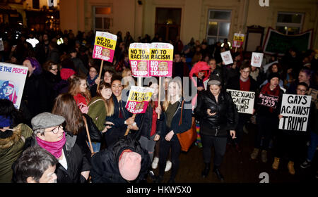 Brighton, UK. 30. Januar 2017. Hunderte nehmen heute Abend an einem Anti-Trump-Protest in Brighton Teil. Der Protest ist gegen US-Präsident Donald Trump Ausführungsverordnung zum Verbot Menschen aus sieben überwiegend muslimischen Ländern, einschließlich Iran, Irak und Somalia von der Einreise in die USA für neunzig Tage Credit: Simon Dack/Alamy Live News Stockfoto