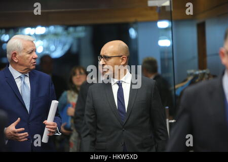 Bukarest, Rumänien. 30. Januar 2017. Teodor Viorel Melescanu, rumänischer Minister für auswärtige Angelegenheiten und Harlem Désir, französischer Staatssekretär für europäische Angelegenheiten spricht Spaziergang zusammen vor der Pressekonferenz. Bildnachweis: Gabriel Petrescu/Alamy Live-Nachrichten Stockfoto