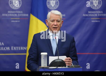 Bukarest, Rumänien. 30. Januar 2017. Teodor Viorel Melescanu, rumänischer Minister für auswärtige Angelegenheiten spricht auf einer Pressekonferenz. Bildnachweis: Gabriel Petrescu/Alamy Live-Nachrichten Stockfoto