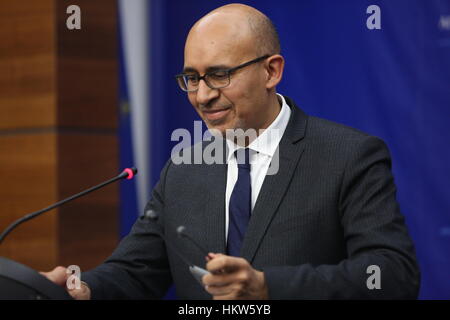 Bukarest, Rumänien. 30. Januar 2017. Harlem Désir, französischer Staatssekretär für europäische Angelegenheiten spricht auf einer Pressekonferenz. Bildnachweis: Gabriel Petrescu/Alamy Live-Nachrichten Stockfoto