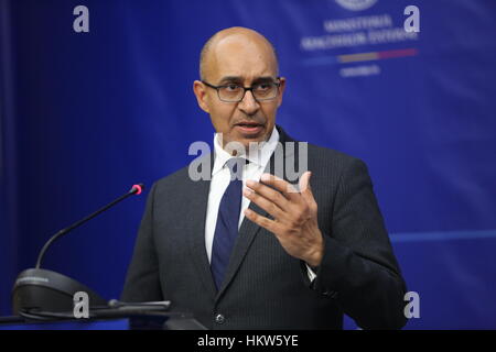 Bukarest, Rumänien. 30. Januar 2017. Harlem Désir, französischer Staatssekretär für europäische Angelegenheiten spricht auf einer Pressekonferenz. Bildnachweis: Gabriel Petrescu/Alamy Live-Nachrichten Stockfoto
