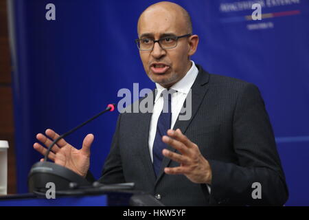 Bukarest, Rumänien. 30. Januar 2017. Harlem Désir, französischer Staatssekretär für europäische Angelegenheiten spricht auf einer Pressekonferenz. Bildnachweis: Gabriel Petrescu/Alamy Live-Nachrichten Stockfoto