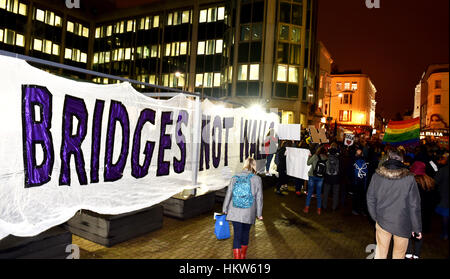 Brighton, UK. 30. Januar 2017. Tausende von Menschen beteiligen sich an einem Anti-Trump-Protest in Brighton heute Abend. Der Protest ist gegen US-Präsident Donald Trump Ausführungsverordnung zum Verbot Menschen aus sieben überwiegend muslimischen Ländern, einschließlich Iran, Irak und Somalia von der Einreise in die USA für neunzig Tage Credit: Simon Dack/Alamy Live News Stockfoto