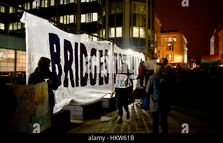 Brighton, UK. 30. Januar 2017. Tausende von Menschen beteiligen sich an einem Anti-Trump-Protest in Brighton heute Abend. Der Protest ist gegen US-Präsident Donald Trump Ausführungsverordnung zum Verbot Menschen aus sieben überwiegend muslimischen Ländern, einschließlich Iran, Irak und Somalia von der Einreise in die USA für neunzig Tage Credit: Simon Dack/Alamy Live News Stockfoto