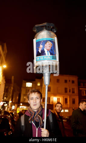 Brighton, UK. 30. Januar 2017. Tausende von Menschen beteiligen sich an einem Anti-Trump-Protest in Brighton heute Abend. Der Protest ist gegen US-Präsident Donald Trump Ausführungsverordnung zum Verbot Menschen aus sieben überwiegend muslimischen Ländern, einschließlich Iran, Irak und Somalia von der Einreise in die USA für neunzig Tage Credit: Simon Dack/Alamy Live News Stockfoto