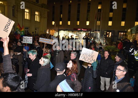 Brighton, UK. 30. Januar 2017. Tausende von Menschen beteiligen sich an einem Anti-Trump-Protest in Brighton heute Abend. Der Protest ist gegen US-Präsident Donald Trump Ausführungsverordnung zum Verbot Menschen aus sieben überwiegend muslimischen Ländern, einschließlich Iran, Irak und Somalia von der Einreise in die USA für neunzig Tage Credit: Simon Dack/Alamy Live News Stockfoto