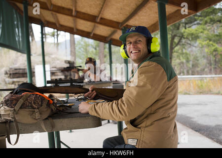 Missoula, Montana, USA. 13. November 2016. Pete Barrett Sehenswürdigkeiten in sein Gewehr auf der Range mit Freund Brian Herbel und dann Pete Köpfe Whitetail Hirschen und Elchen Jagd in den Bergen in der Nähe von Missoula, Montana. Bildnachweis: Jed Conklin/ZUMA Draht/Alamy Live-Nachrichten Stockfoto