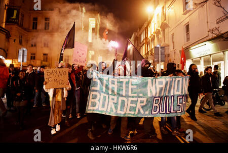 Brighton, UK. 30. Januar 2017. Tausende von Menschen marschieren durch Brighton, wie sie an einem Anti-Trump-Protest heute Abend teilnehmen. Der Protest ist gegen US-Präsident Donald Trump Ausführungsverordnung zum Verbot Menschen aus sieben überwiegend muslimischen Ländern, einschließlich Iran, Irak und Somalia von der Einreise in die USA für neunzig Tage Credit: Simon Dack/Alamy Live News Stockfoto