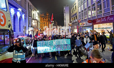 Brighton, UK. 30. Januar 2017. Tausende von Menschen marschieren durch Brighton, wie sie an einem Anti-Trump-Protest heute Abend teilnehmen. Der Protest ist gegen US-Präsident Donald Trump Ausführungsverordnung zum Verbot Menschen aus sieben überwiegend muslimischen Ländern, einschließlich Iran, Irak und Somalia von der Einreise in die USA für neunzig Tage Credit: Simon Dack/Alamy Live News Stockfoto