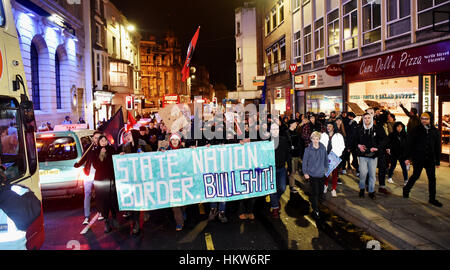 Brighton, UK. 30. Januar 2017. Tausende von Menschen marschieren durch Brighton, wie sie an einem Anti-Trump-Protest heute Abend teilnehmen. Der Protest ist gegen US-Präsident Donald Trump Ausführungsverordnung zum Verbot Menschen aus sieben überwiegend muslimischen Ländern, einschließlich Iran, Irak und Somalia von der Einreise in die USA für neunzig Tage Credit: Simon Dack/Alamy Live News Stockfoto