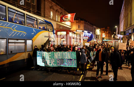 Brighton, UK. 30. Januar 2017. Tausende von Menschen marschieren durch Brighton, wie sie an einem Anti-Trump-Protest heute Abend teilnehmen. Der Protest ist gegen US-Präsident Donald Trump Ausführungsverordnung zum Verbot Menschen aus sieben überwiegend muslimischen Ländern, einschließlich Iran, Irak und Somalia von der Einreise in die USA für neunzig Tage Credit: Simon Dack/Alamy Live News Stockfoto