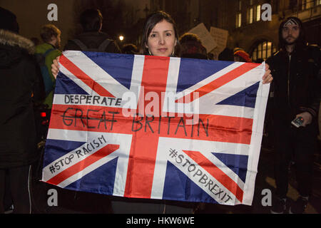 London, UK. 30. Januar 2017. Tausende von Demonstranten vor Downing Street bringen Whitehall zum Stillstand an einer Protestkundgebung gegen den amerikanischen Präsidenten Donald Trump und seine geplante UK Staatsbesuch. © Bilder/Alamy lebendige Live-Nachrichten Stockfoto