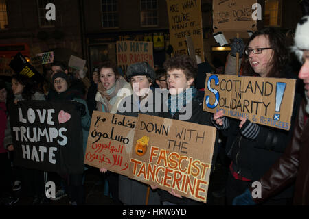 Aberdeen, UK. 30. Januar 2017. Anti-Trump Reisen Ban Protest zieht Hunderte von Menschen in Zentral-Aberdeen, Schottland. Bildnachweis: Paul Glendell/Alamy Live-Nachrichten Stockfoto