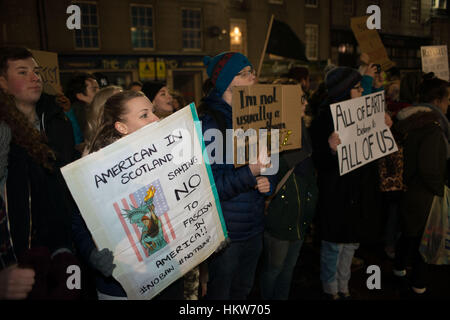 Aberdeen, UK. 30. Januar 2017. Anti-Trump Reisen Ban Protest zieht Hunderte von Menschen in Zentral-Aberdeen, Schottland. Bildnachweis: Paul Glendell/Alamy Live-Nachrichten Stockfoto