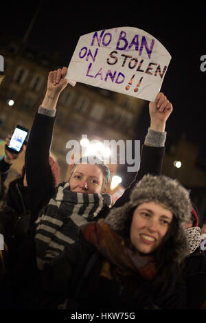 Glasgow, Vereinigtes Königreich. 30. Januar 2017. Protest gegen die Politik und die Präsidentschaft von Donald Trump, Präsident der Vereinigten Staaten von Amerika, in George Square, Glasgow, Schottland, am 30. Januar 2017. Bildnachweis: Jeremy Sutton-Hibbert/Alamy Live-Nachrichten Stockfoto