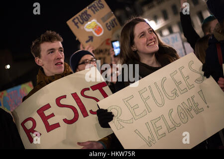 Glasgow, Vereinigtes Königreich. 30. Januar 2017. Protest gegen die Politik und die Präsidentschaft von Donald Trump, Präsident der Vereinigten Staaten von Amerika, in George Square, Glasgow, Schottland, am 30. Januar 2017. Bildnachweis: Jeremy Sutton-Hibbert/Alamy Live-Nachrichten Stockfoto