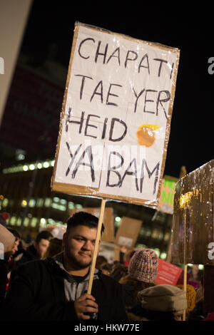 Glasgow, Vereinigtes Königreich. 30. Januar 2017. Protest gegen die Politik und die Präsidentschaft von Donald Trump, Präsident der Vereinigten Staaten von Amerika, in George Square, Glasgow, Schottland, am 30. Januar 2017. Bildnachweis: Jeremy Sutton-Hibbert/Alamy Live-Nachrichten Stockfoto